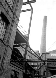 Schoorsteenpijp van een papierfabriek, Bestanddeelnr 190-0428 photo