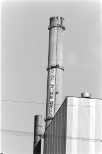 Schoorsteen Amercentrale in Geertruidenberg bezet door Vereniging Milieudefensie, Bestanddeelnr 932-9206