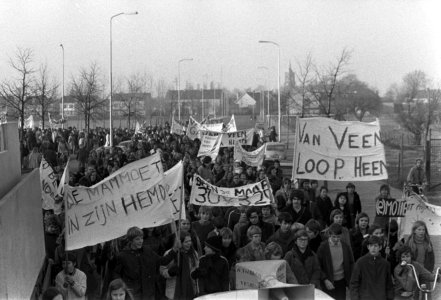 Scholieren demonstreren tegen onderwijsbeleid van minister Van Veen in Eindhoven, Bestanddeelnr 925-2430