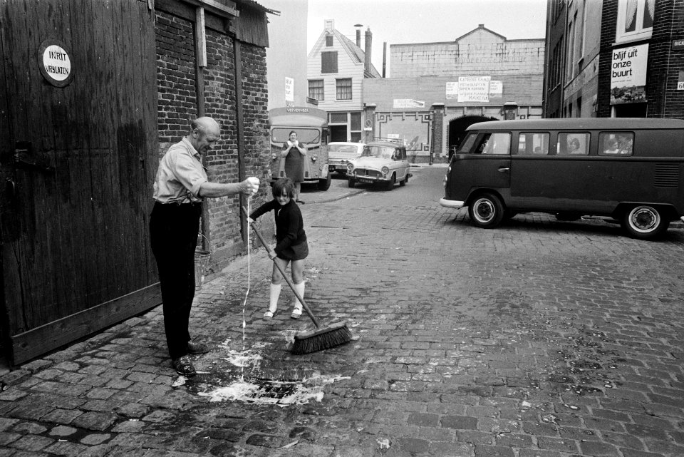 Schoonmaakaktie van kinderen op Brikerseiland, Amsterdam jong en oud aan schoon, Bestanddeelnr 923-5230