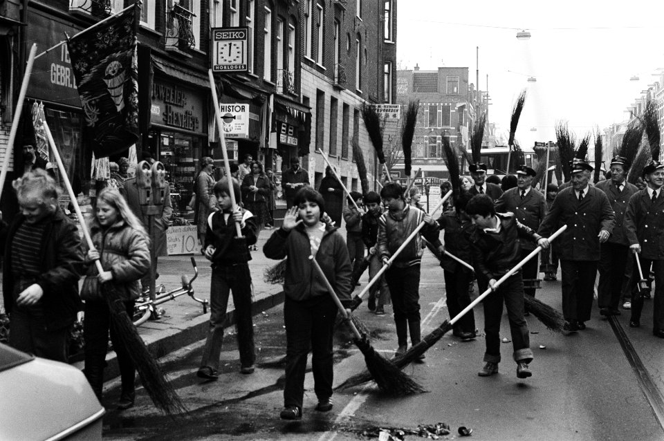 Schoonmaakaktie van scholieren in de Jan Pieter Heijestraat in Amsterdam, kinderen met, Bestanddeelnr 931-4216