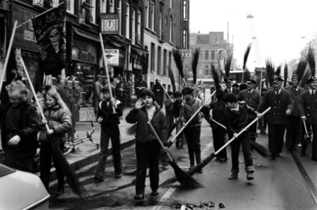 Schoonmaakaktie van scholieren in de Jan Pieter Heijestraat in Amsterdam, kinderen met, Bestanddeelnr 931-4216