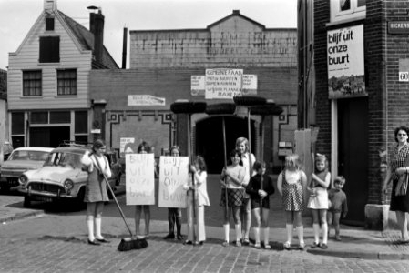 Schoonmaakaktie van kinderen op Brikerseiland, Amsterdam jong en oud aan schoon, Bestanddeelnr 923-5231
