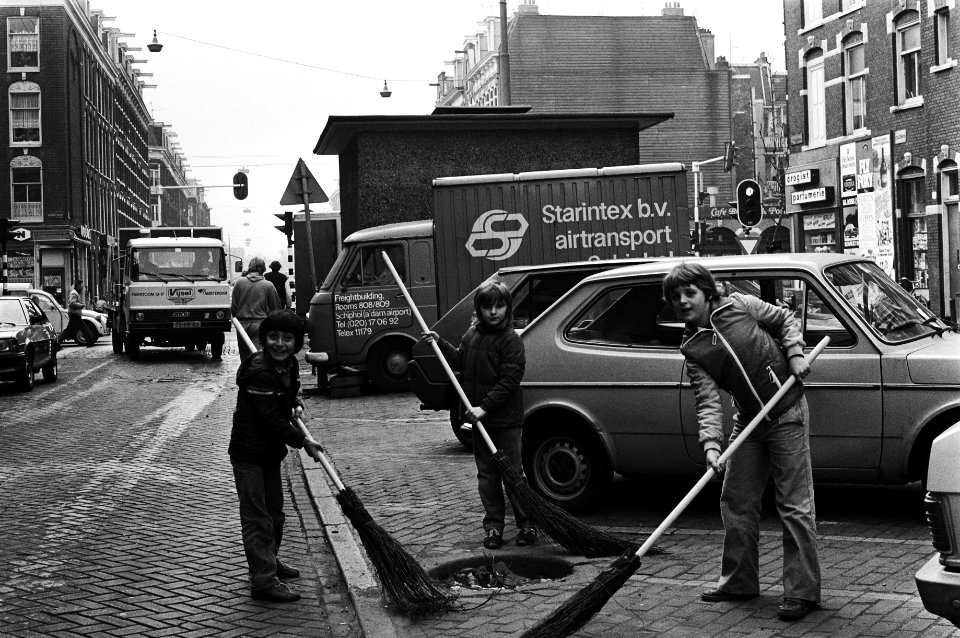 Schoonmaakaktie van scholieren in de J. P. Heyestraat in Amsterdam, vegende kinderen, Bestanddeelnr 931-4218