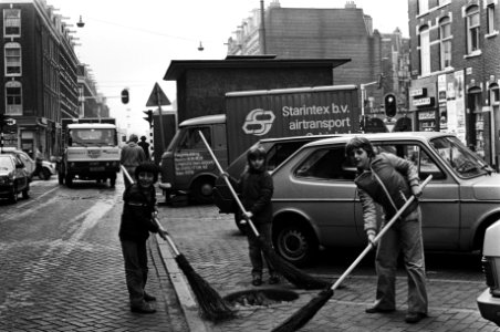 Schoonmaakaktie van scholieren in de J. P. Heyestraat in Amsterdam, vegende kinderen, Bestanddeelnr 931-4218