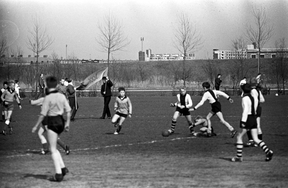 Schoolvoetbal paastoernooi op sportpark Buitenveldert, spelmomenten, Bestanddeelnr 917-6533