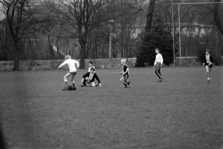 Schoolvoetbaltoernooi in Amsterdam begonnen, jonge voetballers in aktie in Amsterdam, Bestanddeelnr 931-3544
