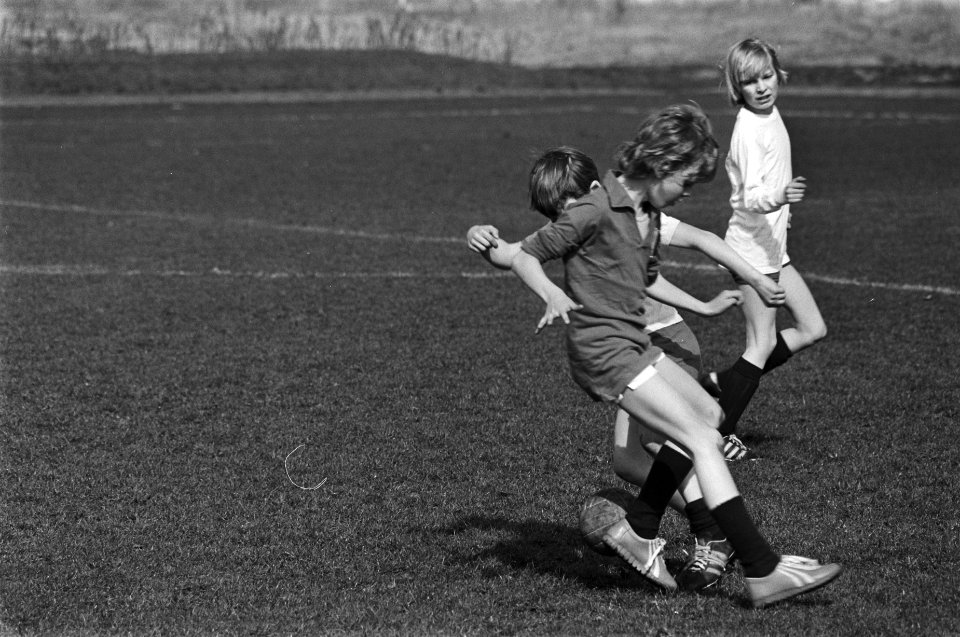 Schoolvoetballers in actie, Bestanddeelnr 929-0742