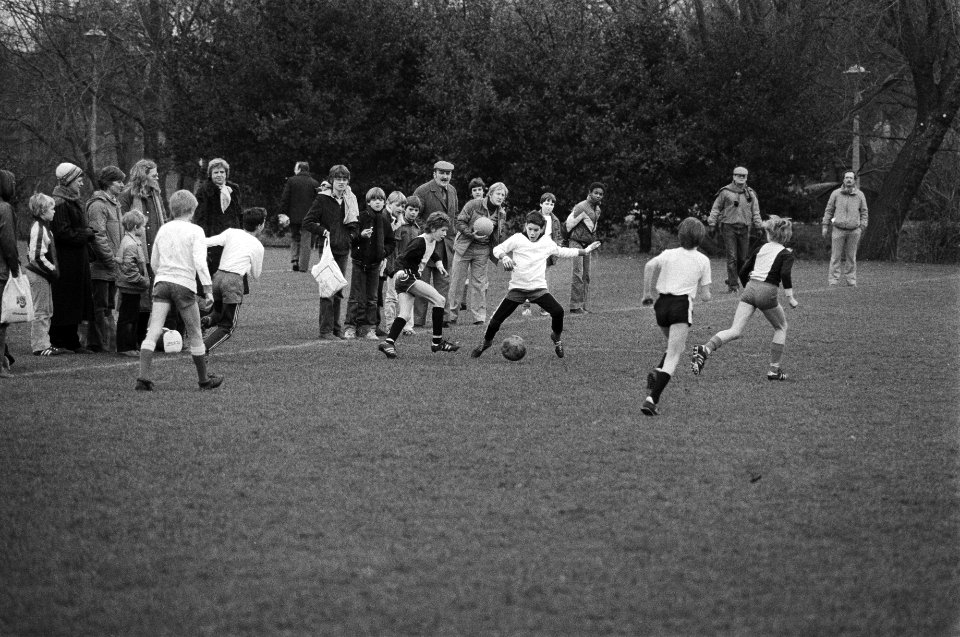 Schoolvoetbaltoernooi in Amsterdam begonnen, jonge voetballers in aktie in Amsterdam, Bestanddeelnr 931-3542