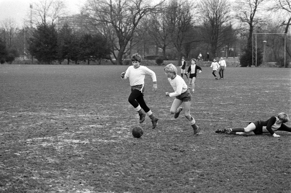 Schoolvoetbaltoernooi in Amsterdam begonnen, jonge voetballers in aktie in Amsterdam, Bestanddeelnr 931-3545