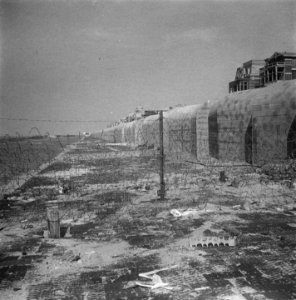 Scheveningen, overzicht van de strand en boulevardversperringen Atlantikwall, Bestanddeelnr 900-6886