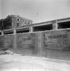 Scheveningen, overzicht van de strand en boulevardversperringen Atlantikwall, Bestanddeelnr 900-6905