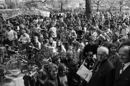 Schoolkinderen op de fiets naar Hoofddorp uit protest tegen uitblijven fietspade, Bestanddeelnr 929-7232