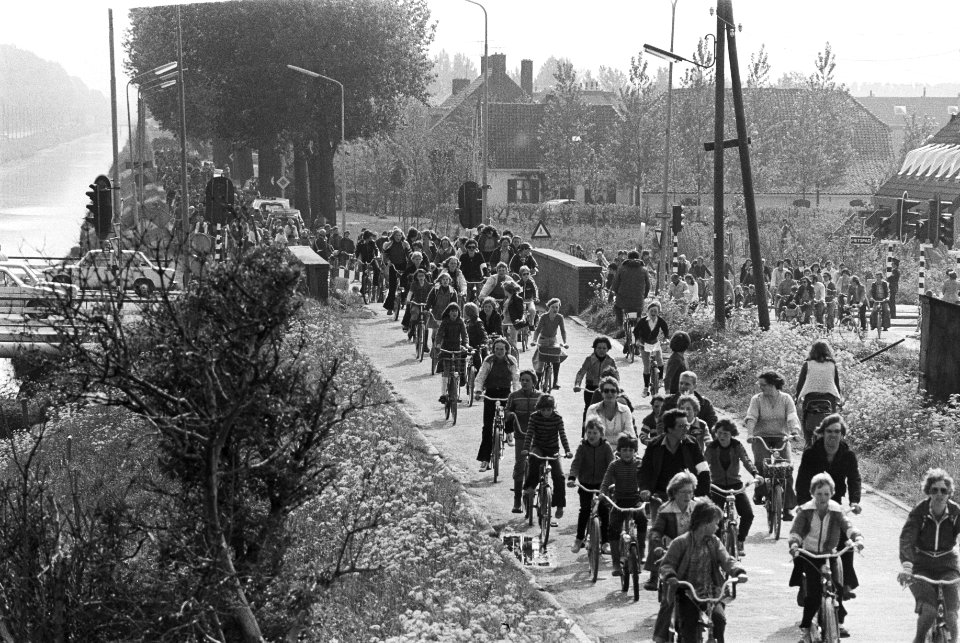 Schoolkinderen op de fiets naar Hoofddorp uit protest tegen uitblijven fietspade, Bestanddeelnr 929-7231