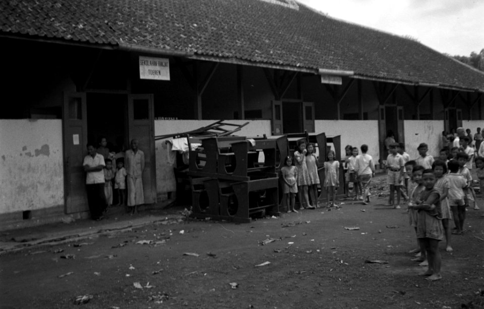 Schoolmeubilair staat buiten een school, sekolah rakjat Toeren, Bestanddeelnr 2619
