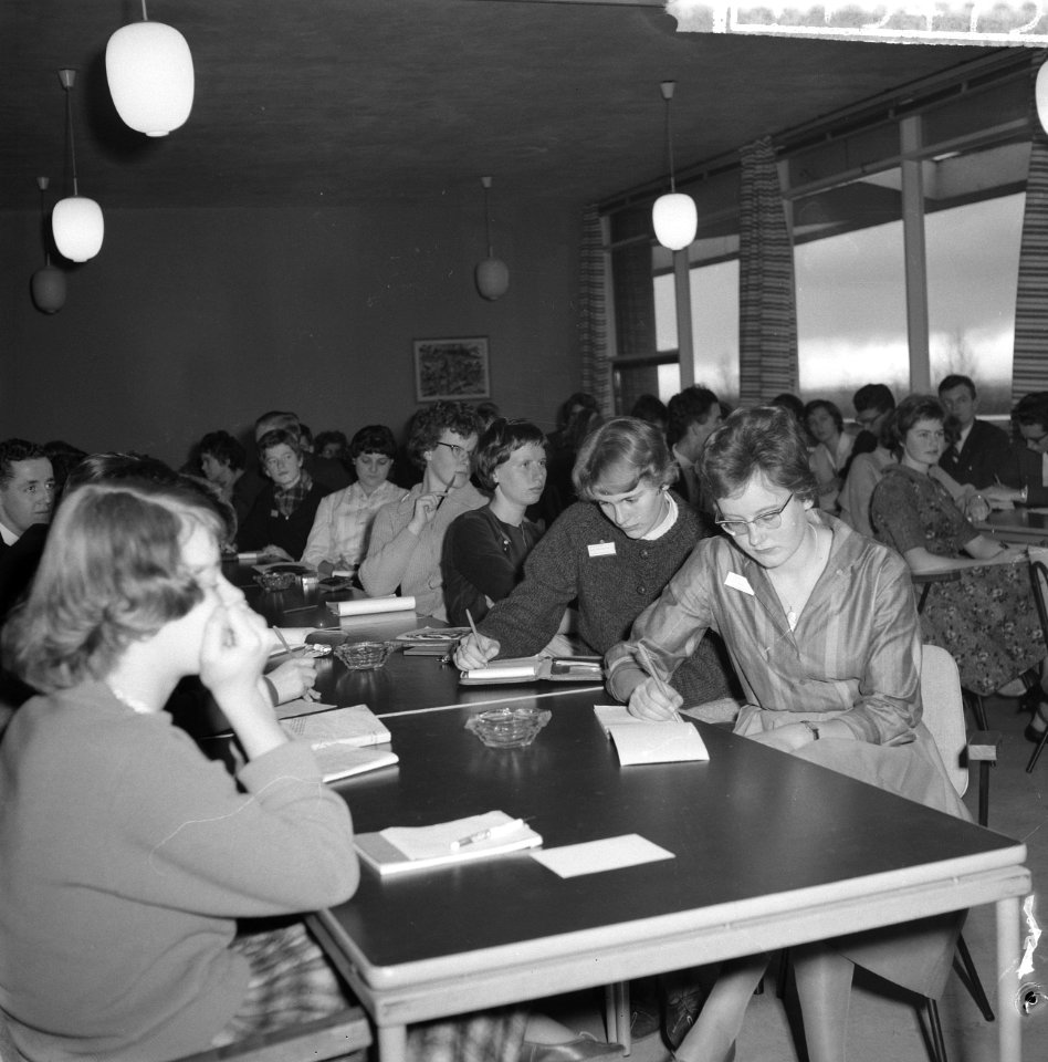 Schoolkrantredacteuren lopen college voor de Europese problemen te Amersfoort, Bestanddeelnr 911-9475