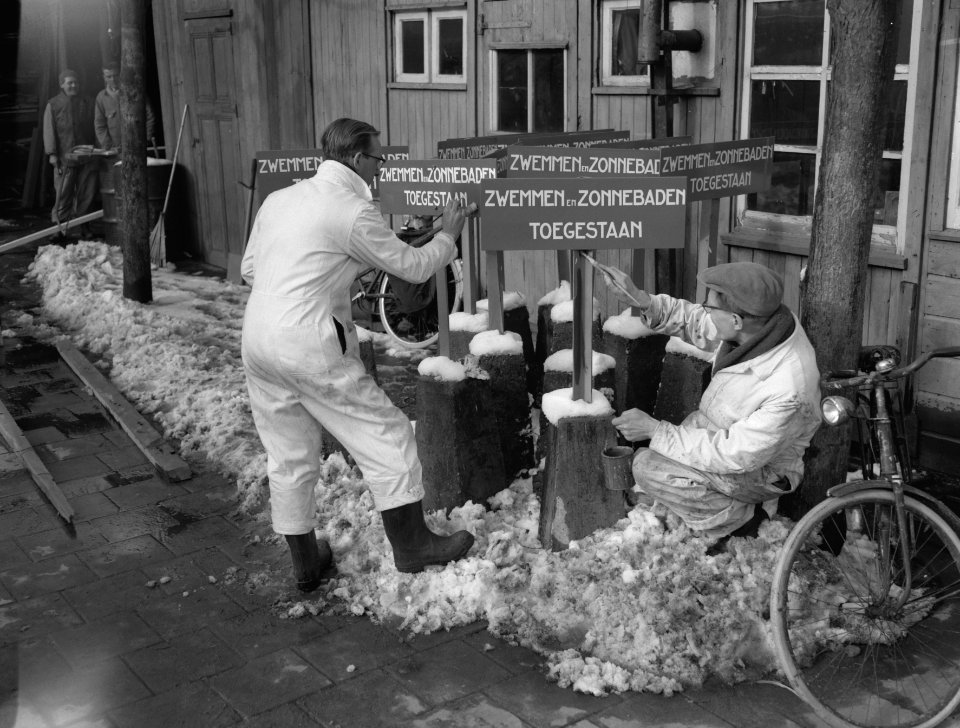 Schilderen van borden in het Amsterdamse Bos, Bestanddeelnr 909-3675