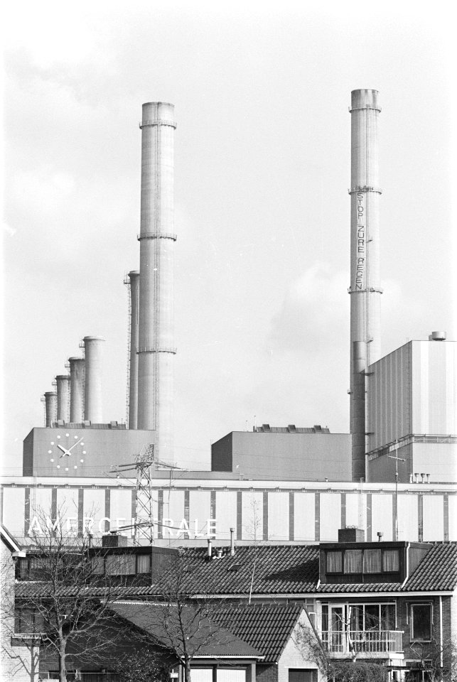 Schoorsteen Amercentrale in Geertruidenberg bezet door Vereniging Milieudefensie, Bestanddeelnr 932-9208