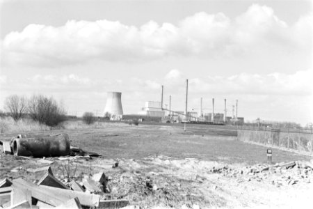 Schoorsteen Amercentrale in Geertruidenberg bezet door Vereniging Milieudefensie, Bestanddeelnr 932-9209