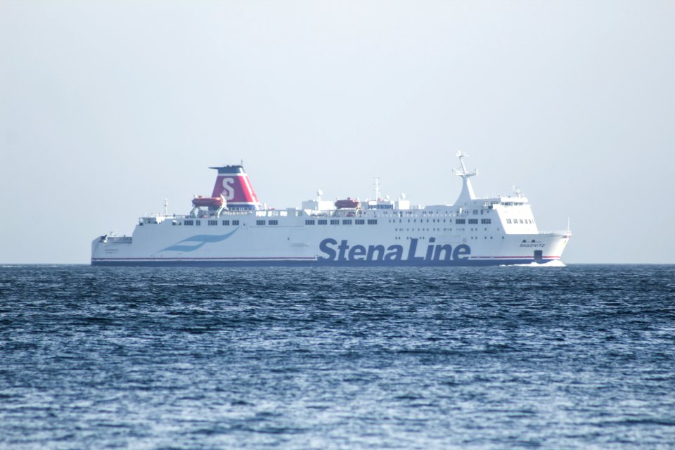 Schiff Sassnitz vor der Küste von Sassnitz