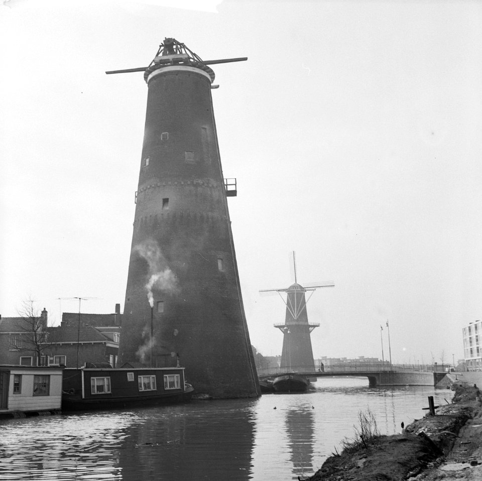 Schiedam restaureert molen De Noord Op de achtergrond molen De Vrijheid, Bestanddeelnr 913-6019