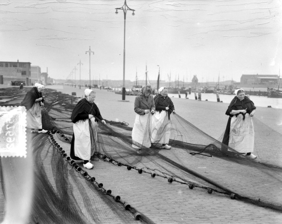 Scheveningse vrouwen aan het netten boeten, Bestanddeelnr 905-7692