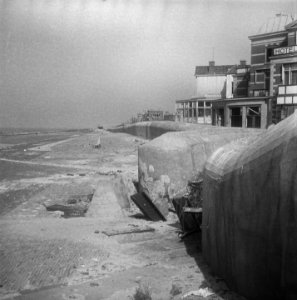 Scheveningen, overzicht van de strand en boulevardversperringen Atlantikwall, Bestanddeelnr 900-6885