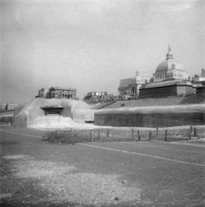 Scheveningen, overzicht van de strand en boulevardversperringen Atlantikwall, Bestanddeelnr 900-6894