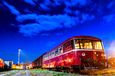 Schienenbus auf dem Bahnbetriebswerk in Tübingen bei Nacht