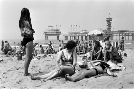 Scheveningen-strand, zonnende mensen op het strand, Bestanddeelnr 928-6604