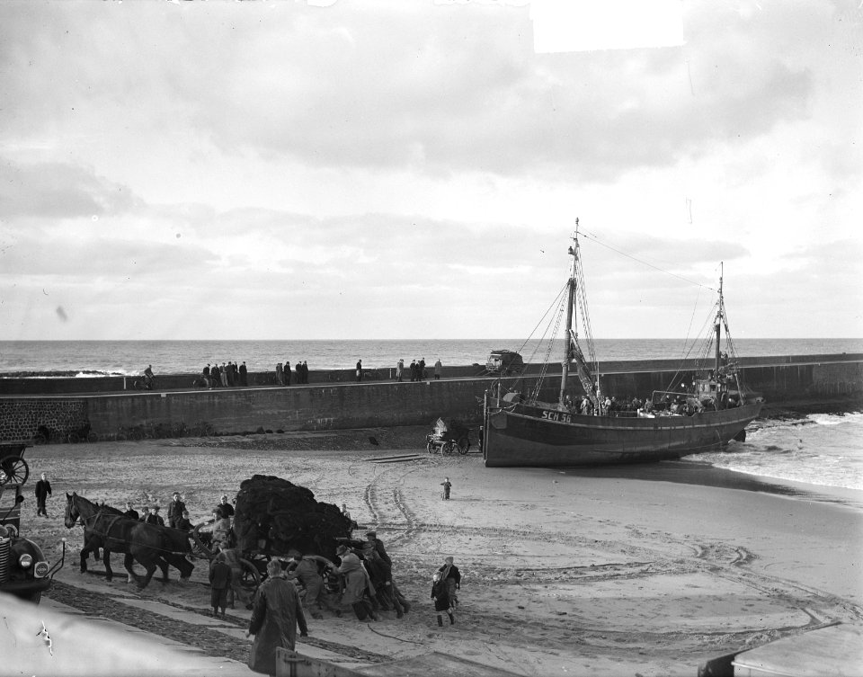 Scheveningse logger Poolster op het strand gelopen bij Scheveningen, Bestanddeelnr 903-7458