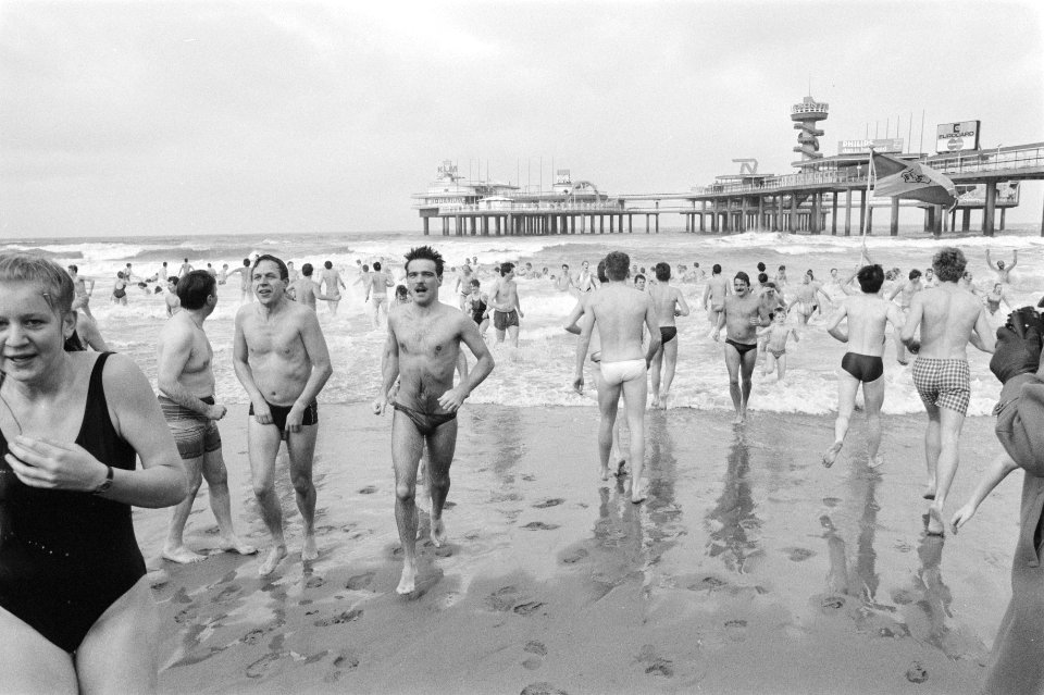 Scheveningen nieuwjaarsduik in zee, Bestanddeelnr 934-1610