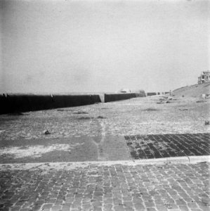 Scheveningen, overzicht van de strand en boulevardversperringen Atlantikwall, Bestanddeelnr 900-6892