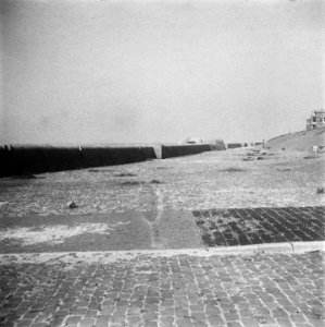 Scheveningen, overzicht van de strand en boulevardversperringen Atlantikwall, Bestanddeelnr 900-6892 photo