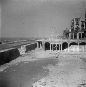 Scheveningen, overzicht van de strand en boulevardversperringen Atlantikwall, Bestanddeelnr 900-6901 photo