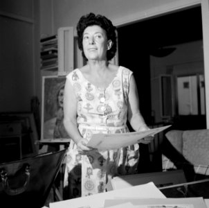 Schilderes Melitta Schiffer terwijl zij tekeningen of grafiek toont met op de ac, Bestanddeelnr 255-4572