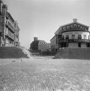 Scheveningen, overzicht van de strand en boulevardversperringen Atlantikwall, Bestanddeelnr 900-6898