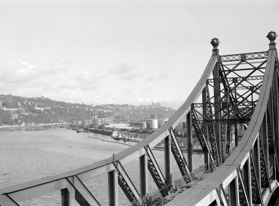Saone bij Lyon met de Pont de la Mulatière, rechts op de achtergrond petroleumta, Bestanddeelnr 191-0437