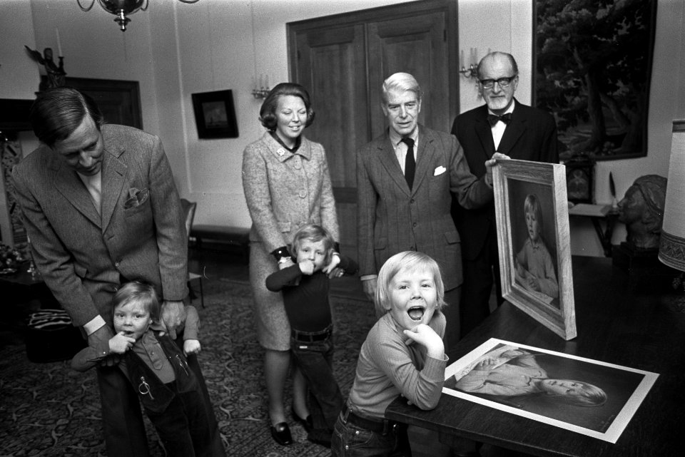 Schilderij van prins Willem Alexander tgv zesde verjaardag aangeboden op Drak, Bestanddeelnr 926-3490