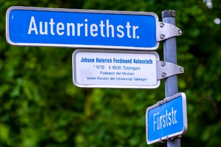 Schild der Autenriethstraße in Tübingen an der Kreuzung mit der Fürststraße