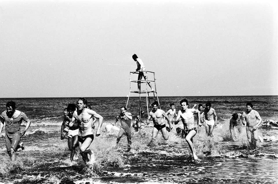 Scheveningen traditionele wedren naar de zee ten gevolge van opening badseizoen, Bestanddeelnr 930-8279