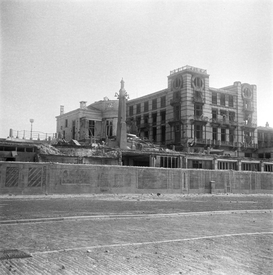 Scheveningen, overzicht van de strand en boulevardversperringen Atlantikwall, Bestanddeelnr 900-6904
