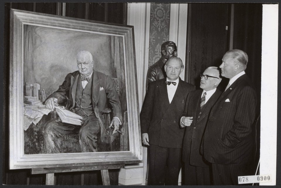 Schilderijen, onthullingen, ambassadeurs, Churchill W, Nauta Max, Stikker, Dirk, Bestanddeelnr 078-0900