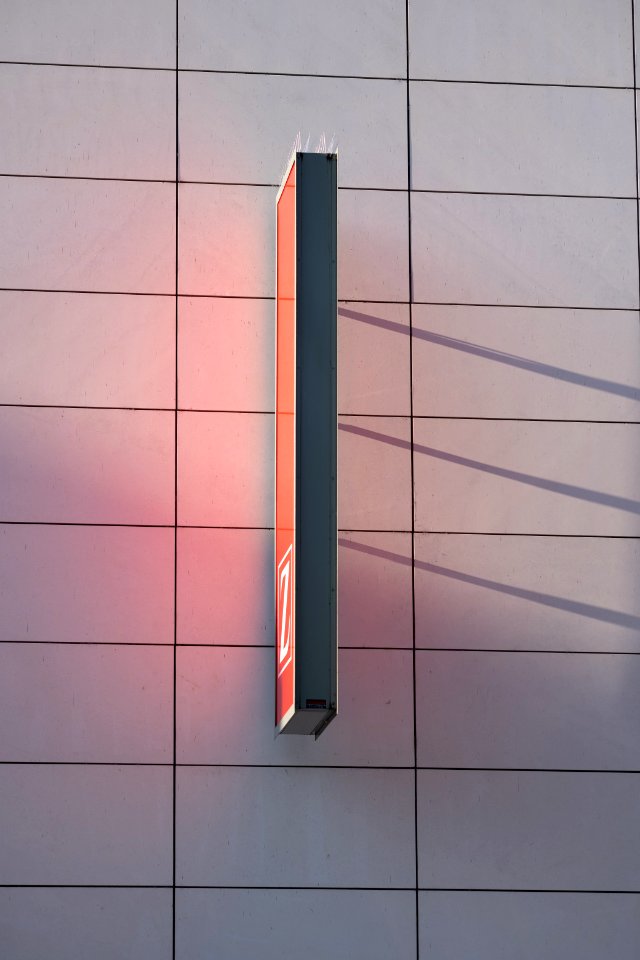 Schild am Zinser in Tübingen im Morgenlicht