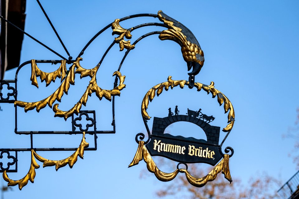 Schild am Wirtshaus Krumme Brücke in Tübingen