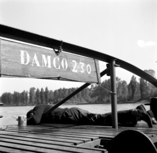 Schilderen van de Damco 230 door een bemanningslid, Bestanddeelnr 254-1607