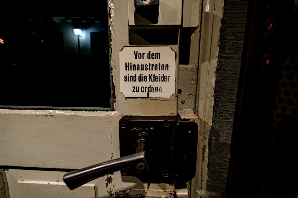 Schild an der Ausgangstür des Bären in Tübingen