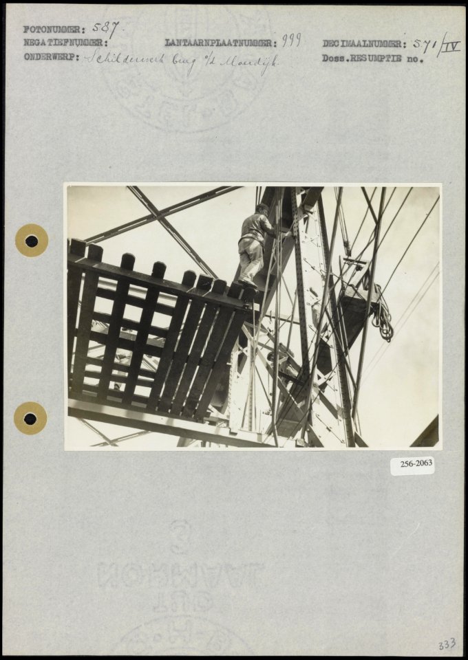 Schilderen van de Moerdijkbrug over het Hollandsch Diep, Bestanddeelnr 256-2063