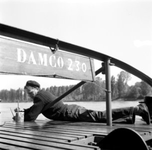 Schilderen van de Damco 230 door een bemanningslid, Bestanddeelnr 254-1605