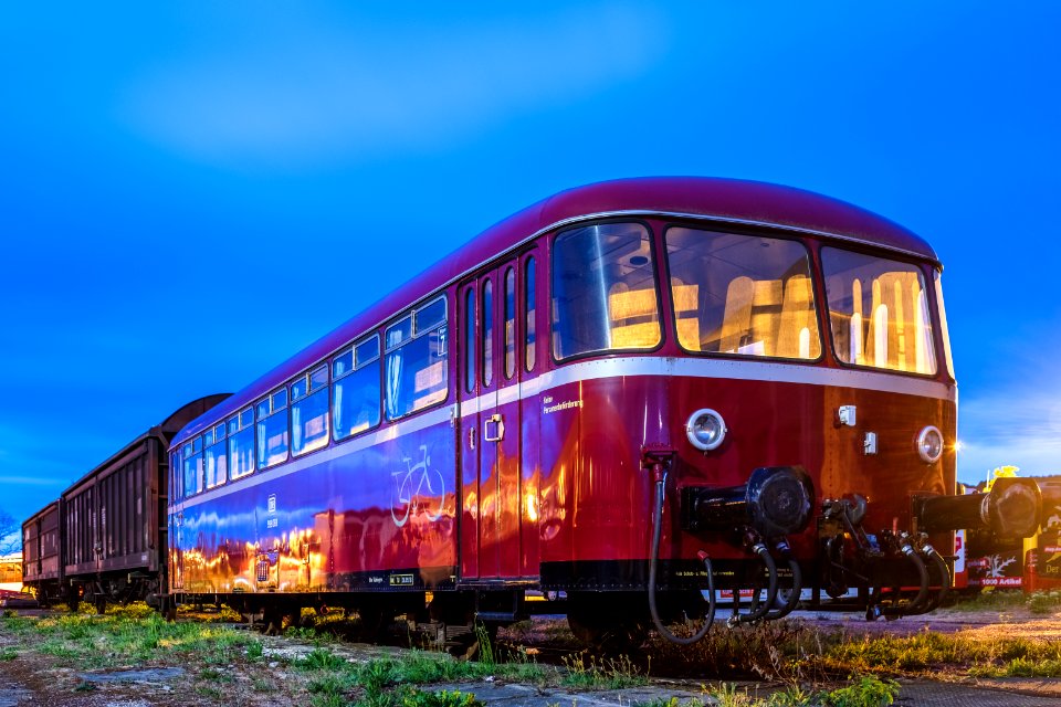 Schienenbus auf dem Bahnbetriebswerk in Tübingen zur blauen Stunde